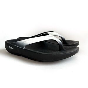 Oofos Oolala Black with White Flip Flops Size 7